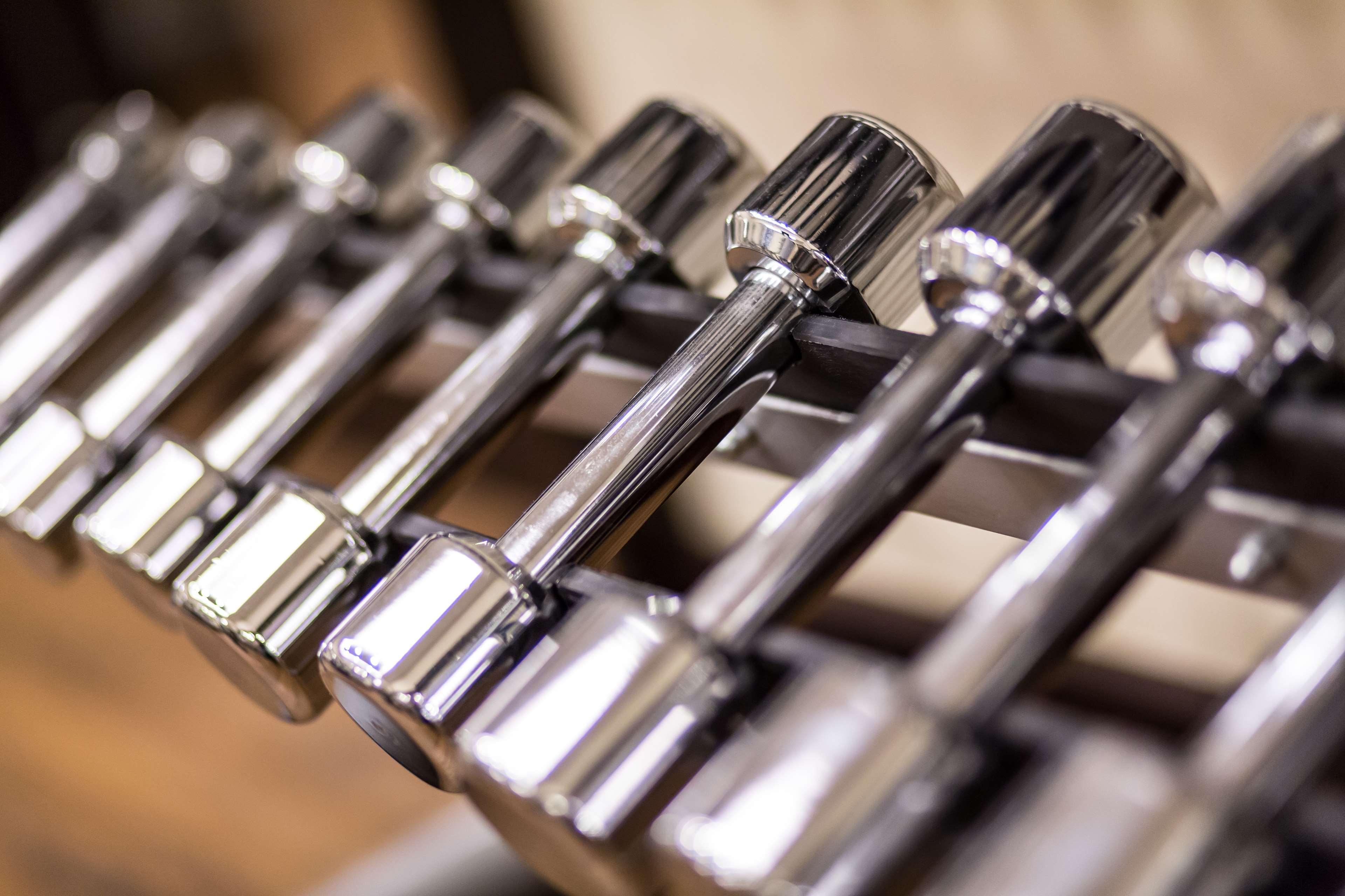 Radisson Blu Hotel, Гданск Екстериор снимка The photo shows a close-up view of a row of chrome dumbbells arranged on a rack. The dumbbells have a shiny metallic finish, highlighting their weight and design. They vary in size, indicating different weights, and are typically used for strength tr