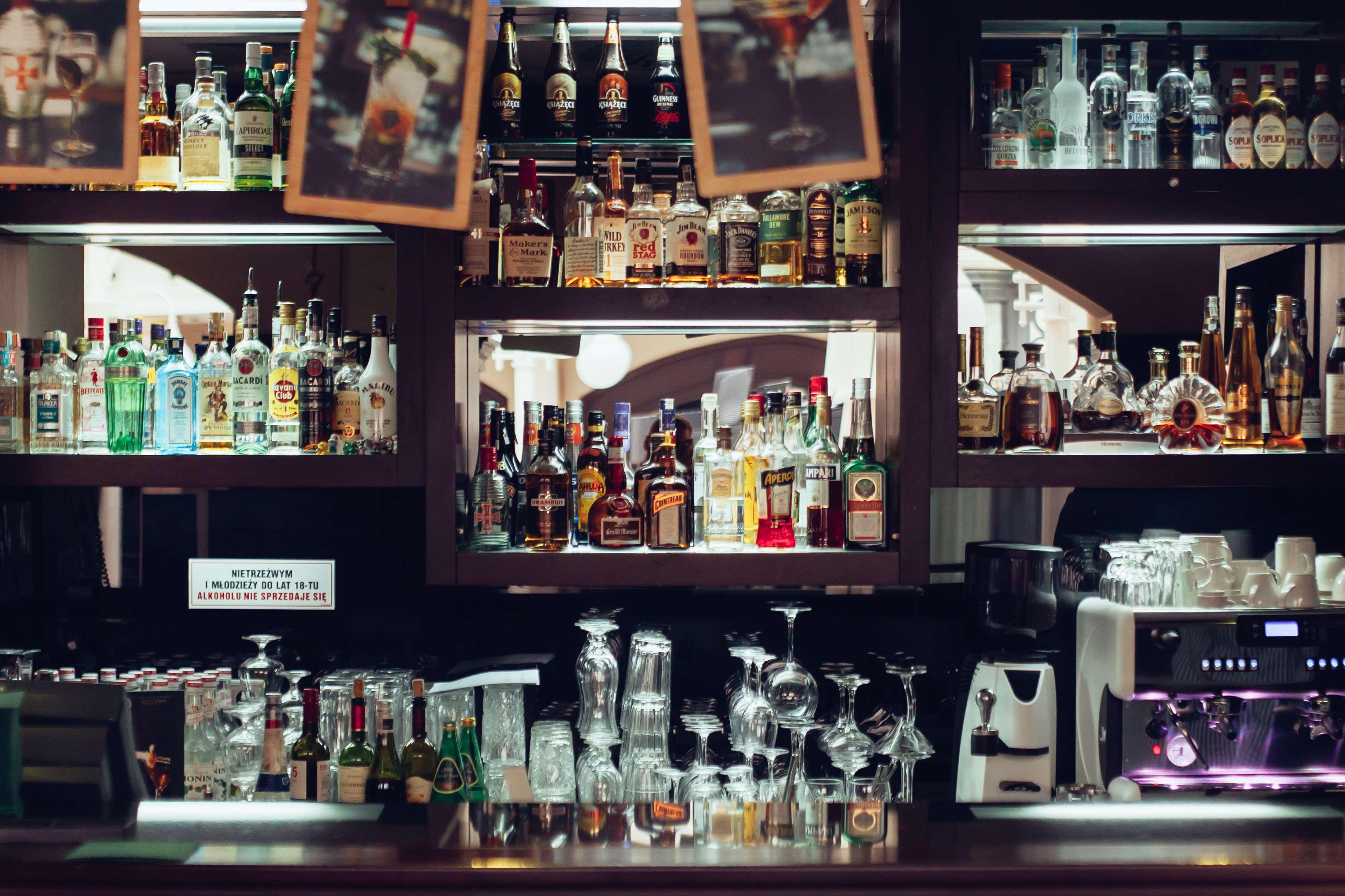 Radisson Blu Hotel, Гданск Екстериор снимка The photo depicts a bar area featuring a wide variety of alcoholic beverages neatly arranged on shelves. The shelves are filled with bottles of different sizes and colors, including spirits and liquors. In the foreground, there are several glassware 